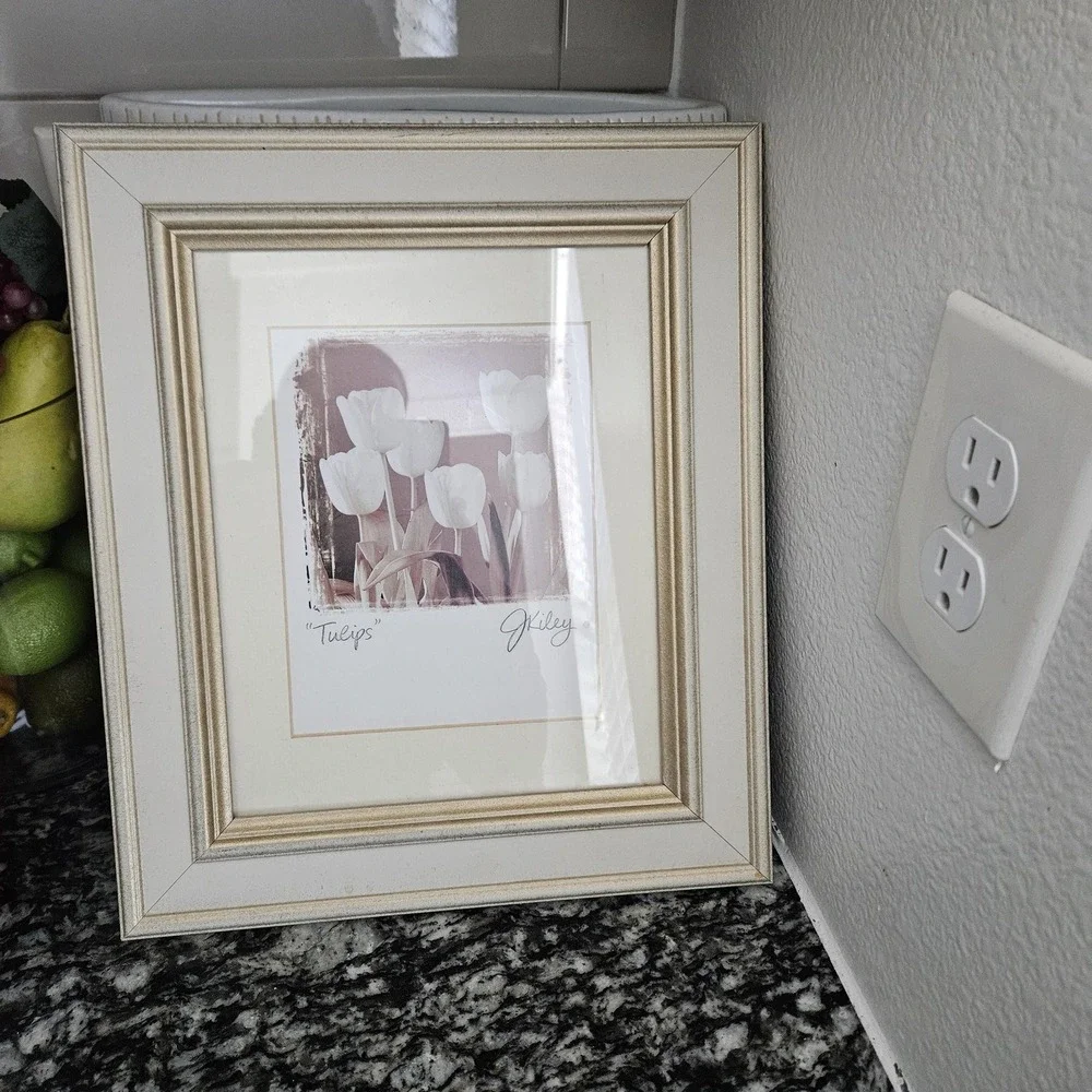 Tulips‎ Print with J.Kiley Signature in a beige and gold glitter wooden frame